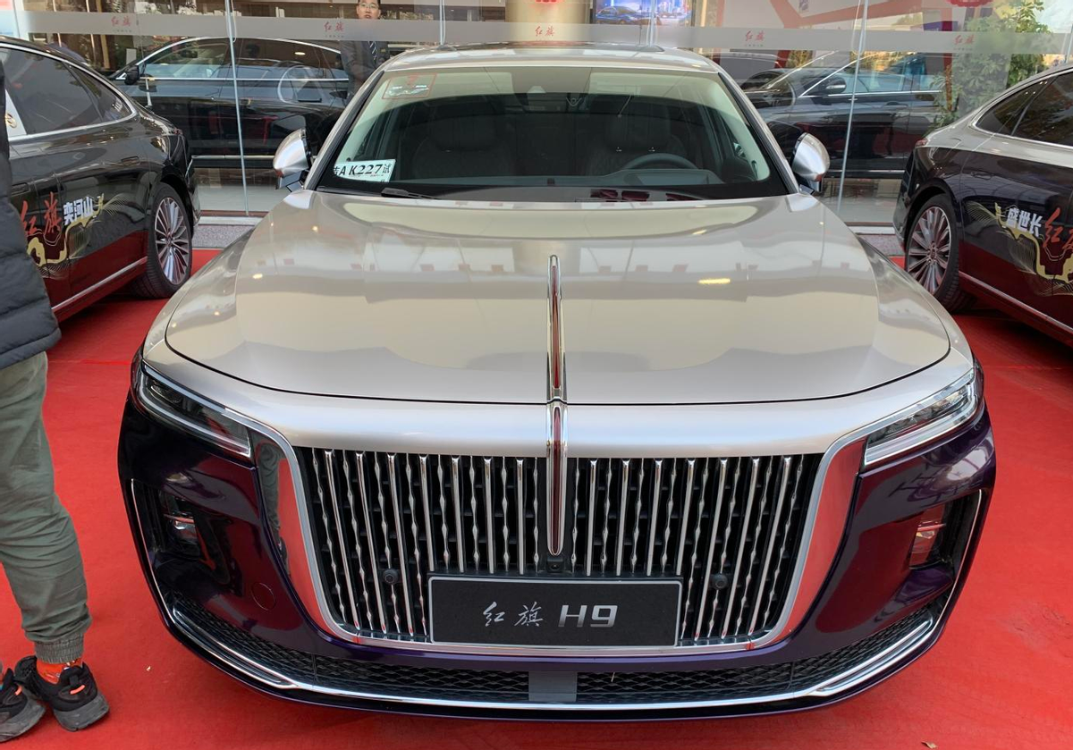改款红旗h9曝光,迈巴赫式双色车身,紫金古典配方驾驭中国风