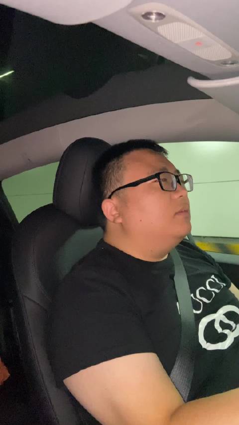 身高178厘米,体重200 斤的我,实测特斯拉modely头部空间……__财经