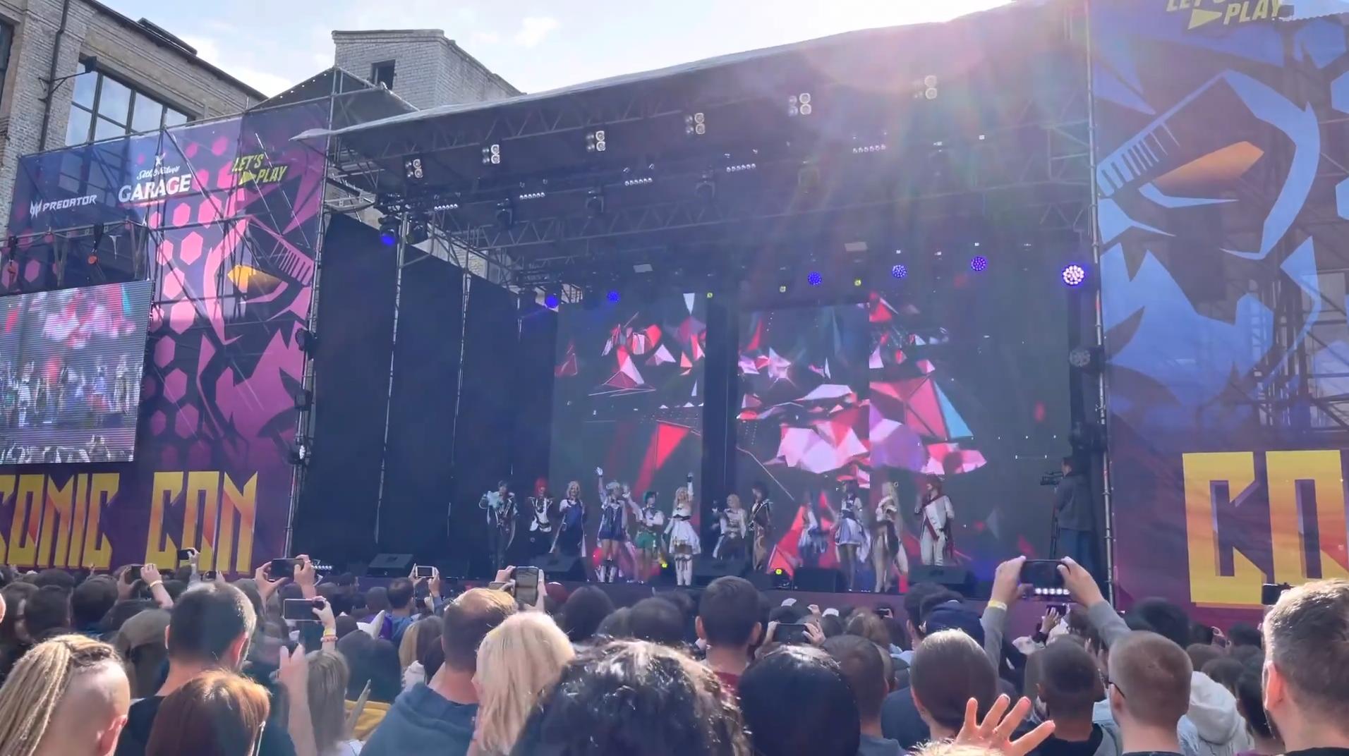 原神国外玩家搞事情,在漫展举行舞台剧,观众人山人海!