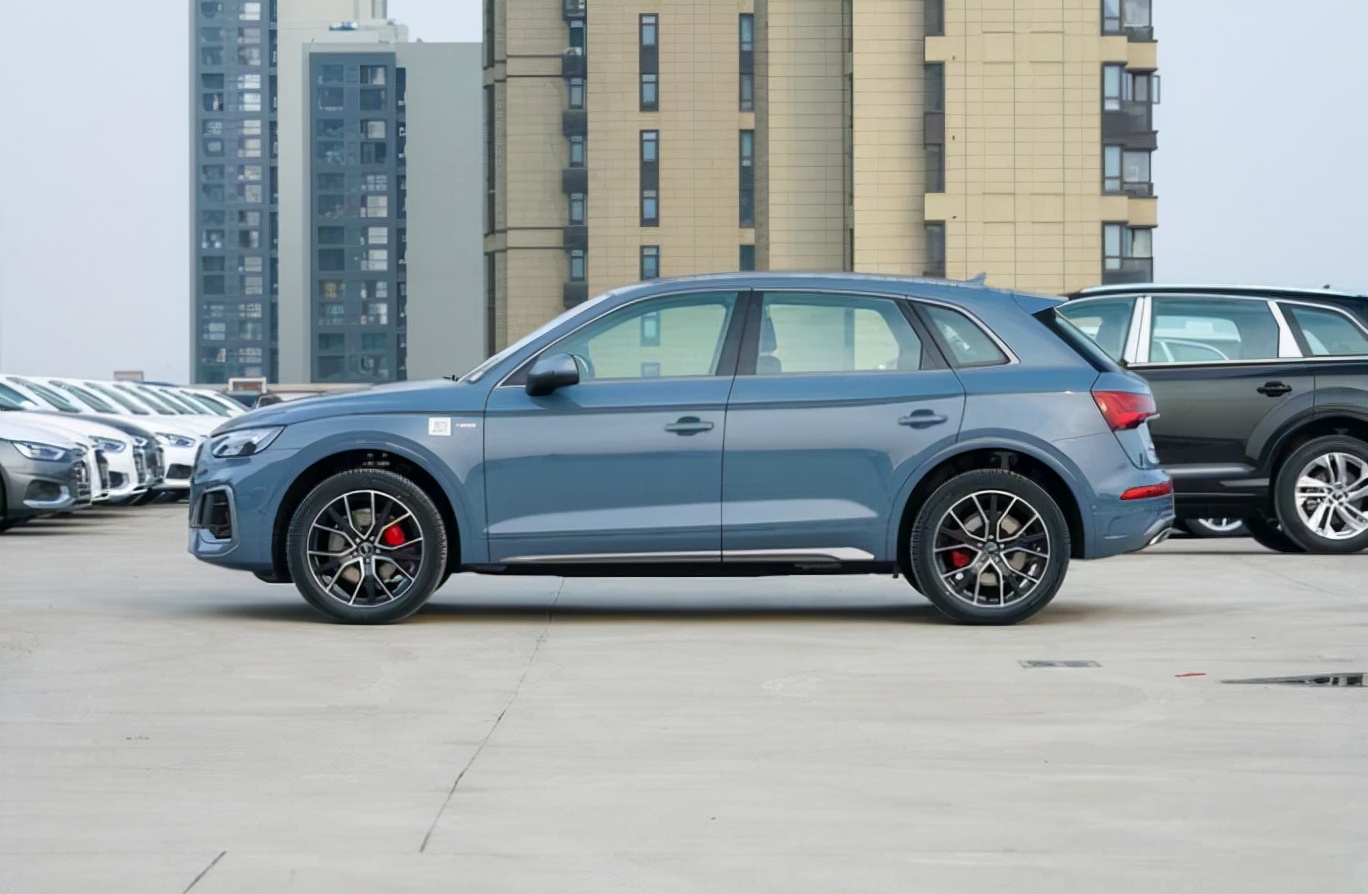 奥迪q5l新增rs套件燃速型,外观更运动,配专属标识 2.0t引擎