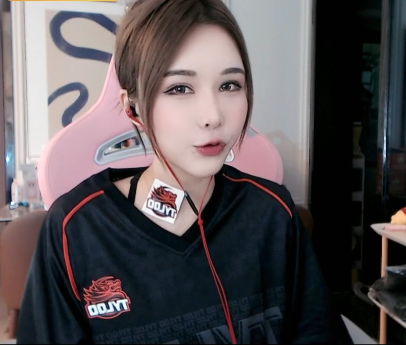 说到这里不得不提到的便是虎牙平台旗下美女主播大菠萝了,身为csgo