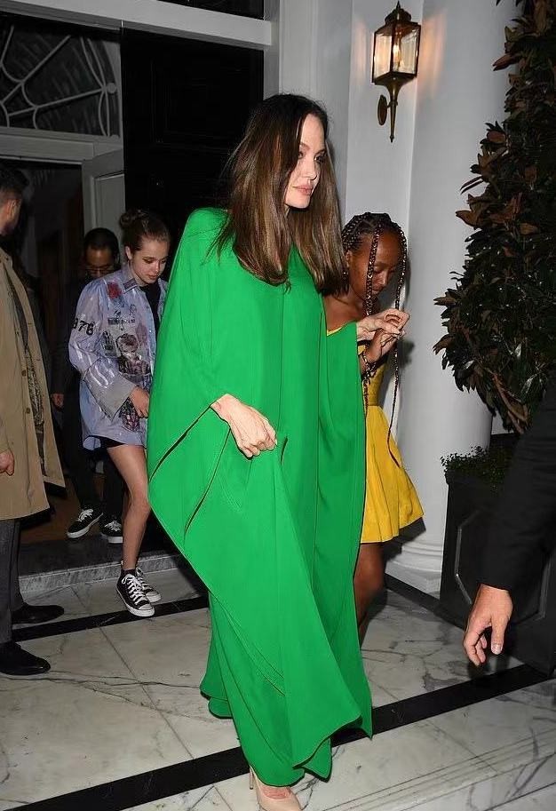 女神朱莉一晚连换两套造型美翻!黑白配艳压群芳,绿色长衫显飘逸