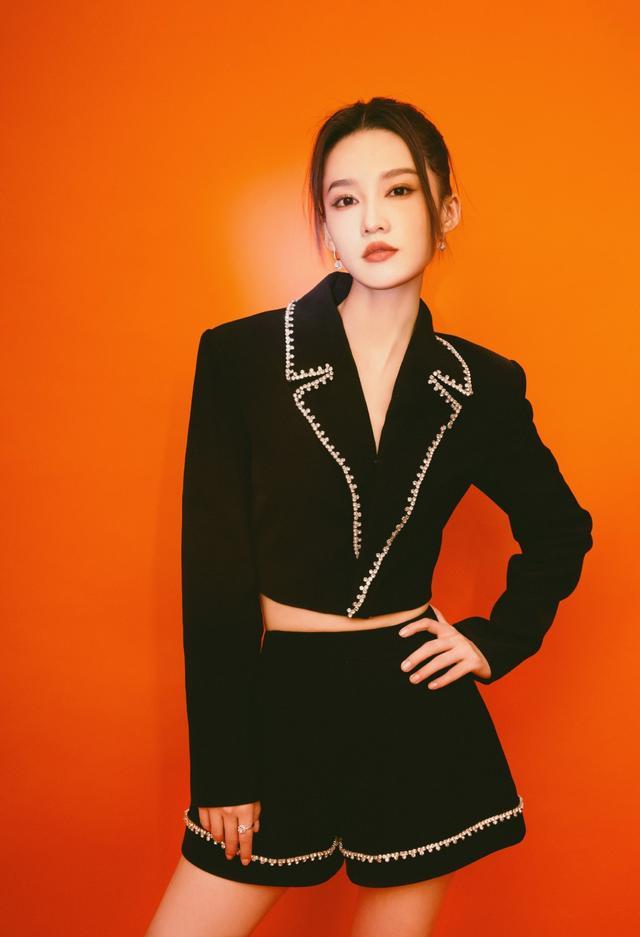 李沁难得帅气一回穿西装故意露一截腰配短款漫画腿吸睛