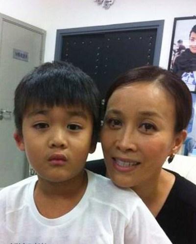 那英和孟桐结婚之后两个人十分恩爱,孟桐对那英也是宠爱有加,所以网友