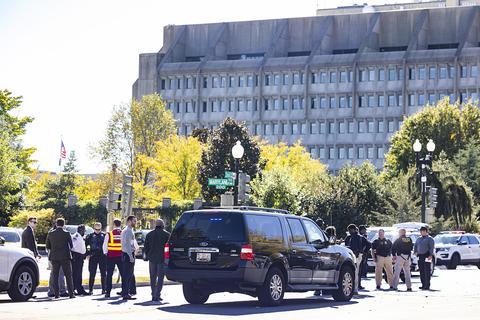 10月27日，美国卫生与公众服务部受到炸弹威胁，警方封锁国会道路。