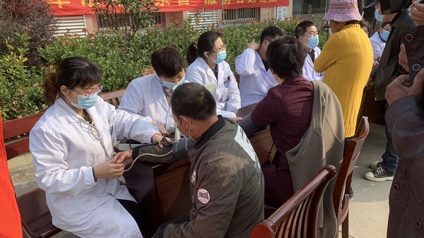 “泰有爱”志愿服务队开展义诊暖人心活动（央广网发 薛鹏飞摄）