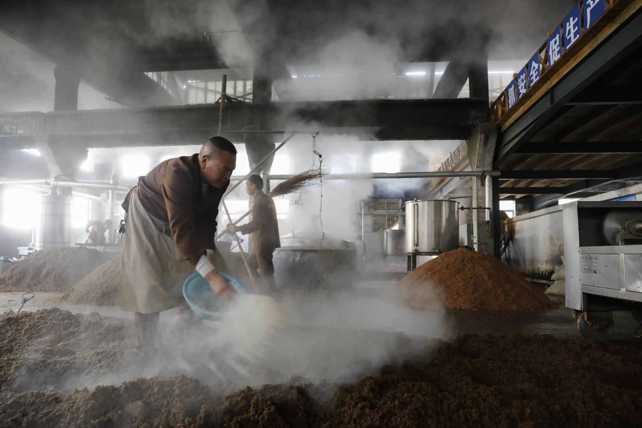 10月28日,在河南省宝丰县一家酒企,工人在酿酒车间忙碌.