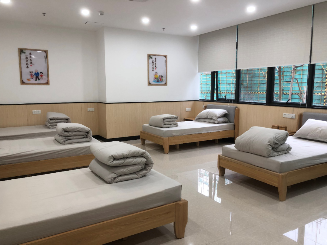 整洁的海口市龙华区日托休息室,老年人可以免费使用.