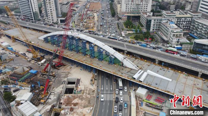 图为深圳市黄木岗交通枢纽工程永久桥主拱。中铁四局 供图