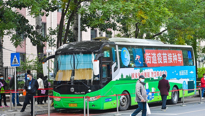 10月28日，北京一辆疫苗接种车开到街道为居民接种新冠疫苗。图片来源：视觉中国