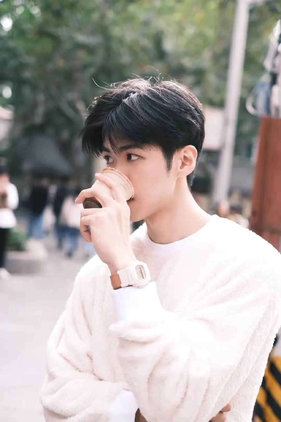 虽然是学霸但是不木讷,生活照阳光帅气.