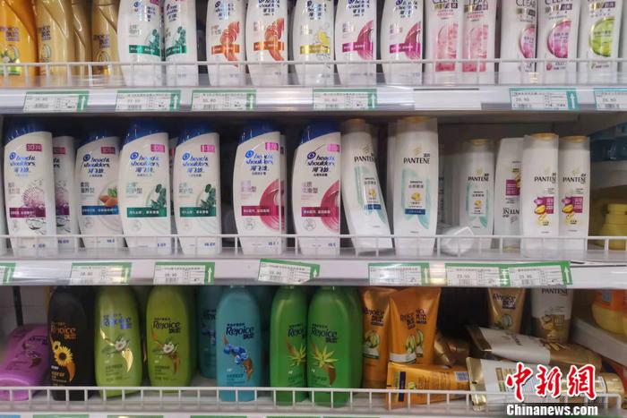 图为超市售卖的宝洁旗下一些洗护品牌。 中新网记者 谢艺观 摄