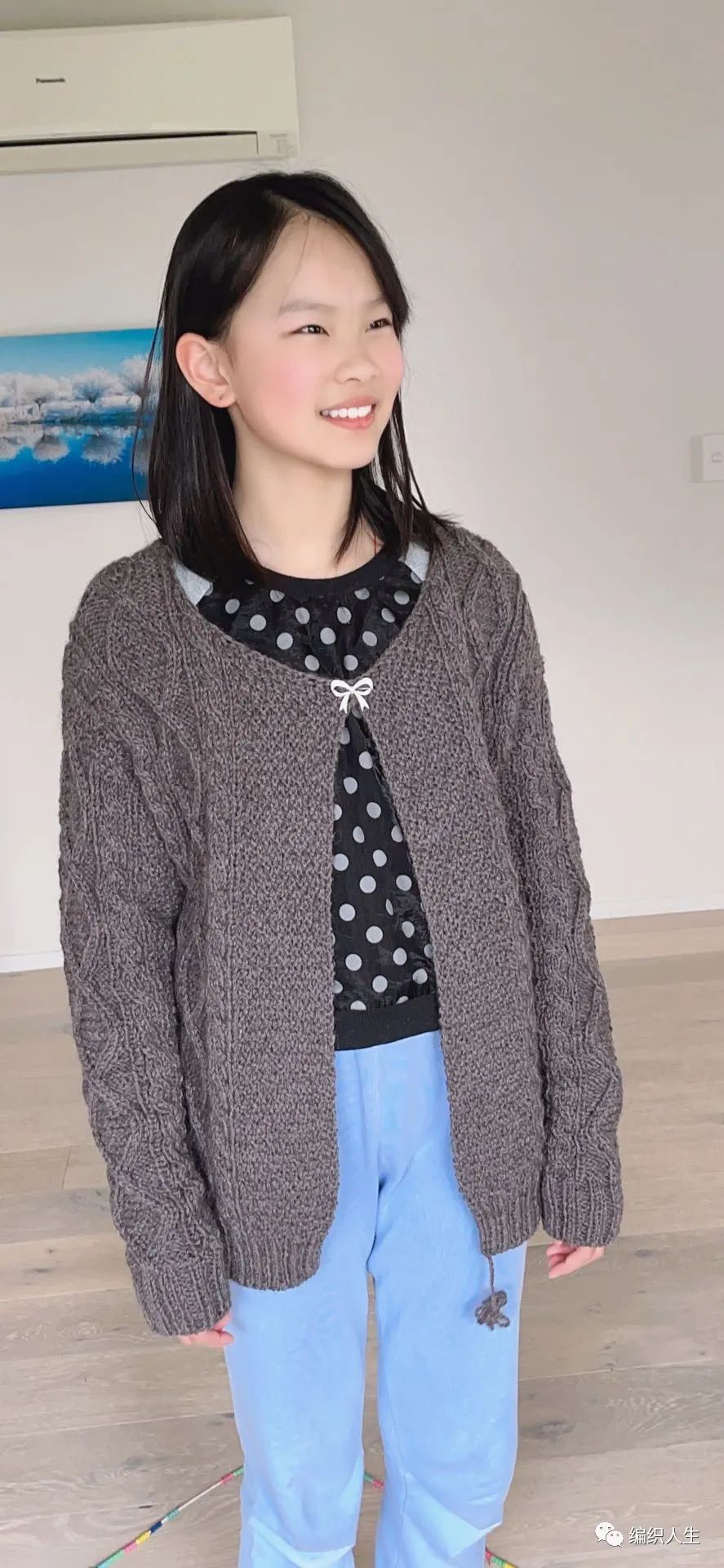 简约经典大气百搭的女士菱形格麻花开衫有编织图解