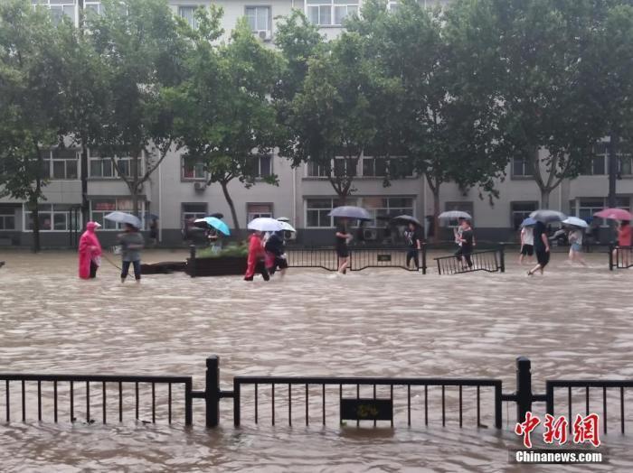 资料图：持续强降雨导致郑州部分街道积水严重。中新社记者 阚力 摄