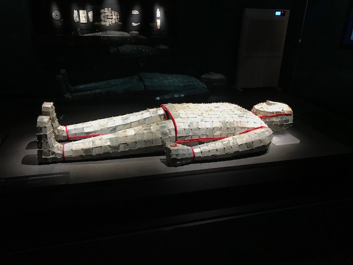 徐州博物馆展厅内展示的狮子山楚王陵金缕玉衣