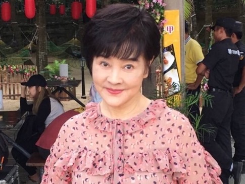 冯远征给大八岁妻子过生,梁丹妮素颜真实鼻翼塌陷,但气质端庄!