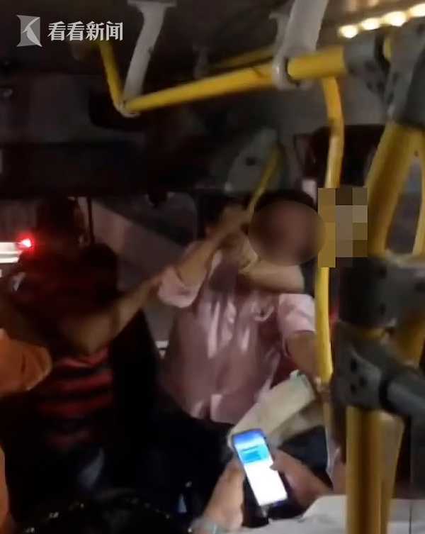 对方练过泰拳！巴西男子公交车上性骚扰被女子一把锁喉休闲区蓝鸢梦想 - Www.slyday.coM