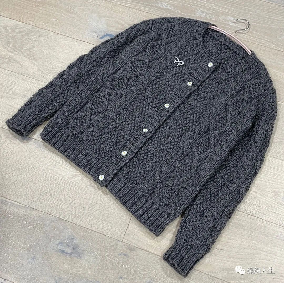 简约经典大气百搭的女士菱形格麻花开衫有编织图解