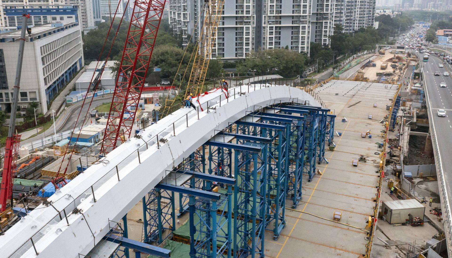 国内首座站桥合一大跨度钢箱拱桥深圳黄木岗永久桥主拱顺利合龙