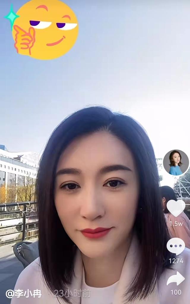 照片中,李小冉无惧怼脸自拍,皮肤白嫩显年轻,高鼻梁让她的五官看上去