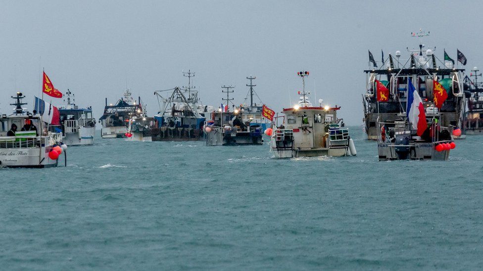 5月，约60艘法国渔船在泽西岛一港口举行抗议 图源：PA Media