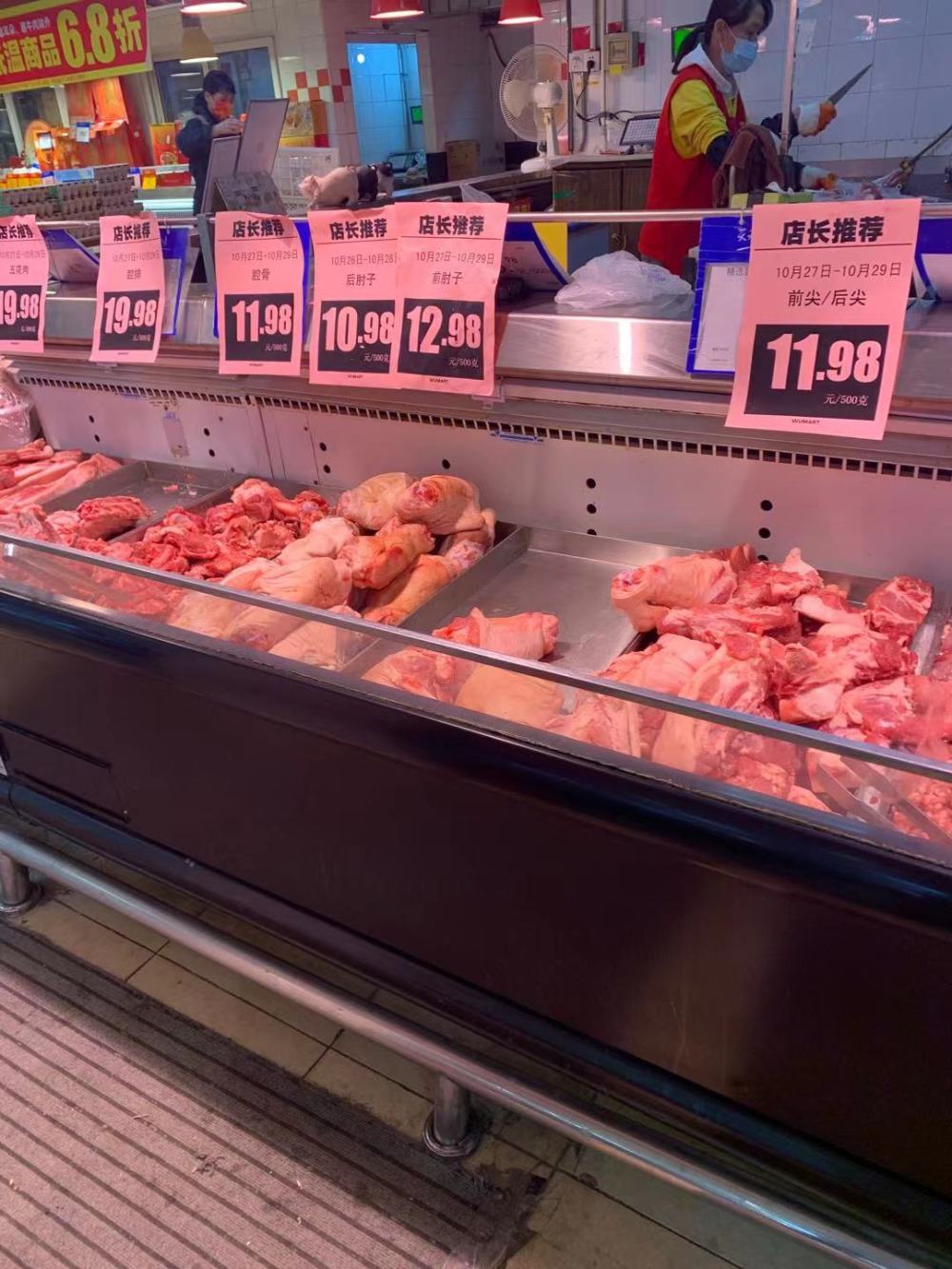 北京市朝阳区一家商超的猪肉柜台。 新华社记者 邹多为 摄