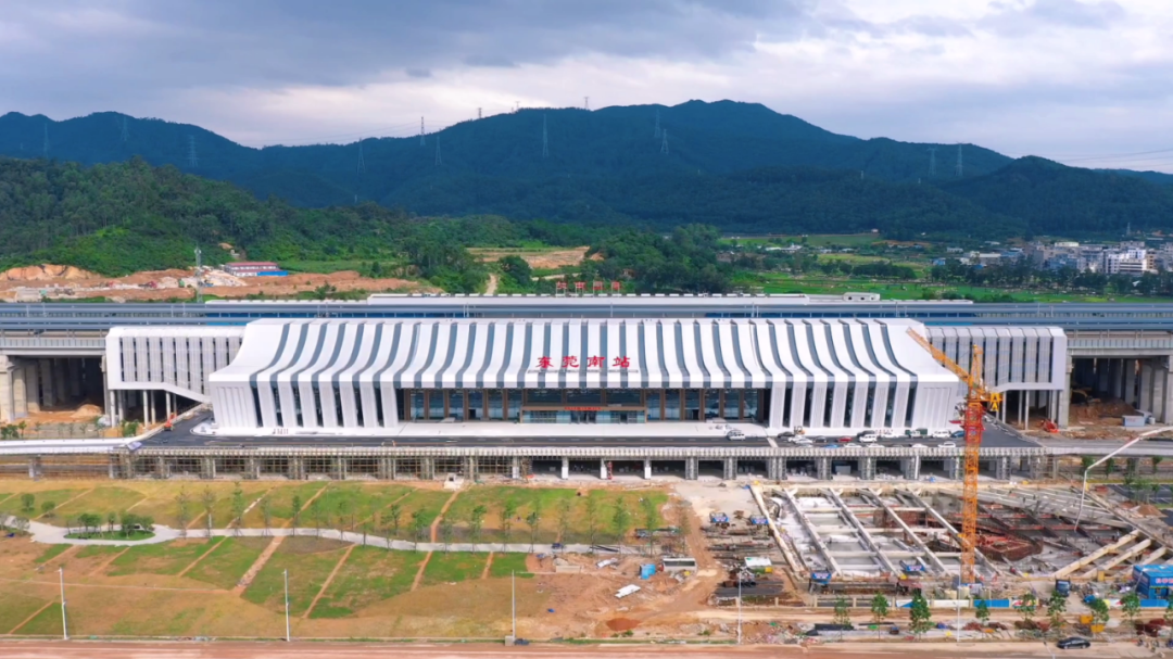 东莞南站位于东莞市塘厦镇林村社区东方红小组,是赣深高铁东莞境内的