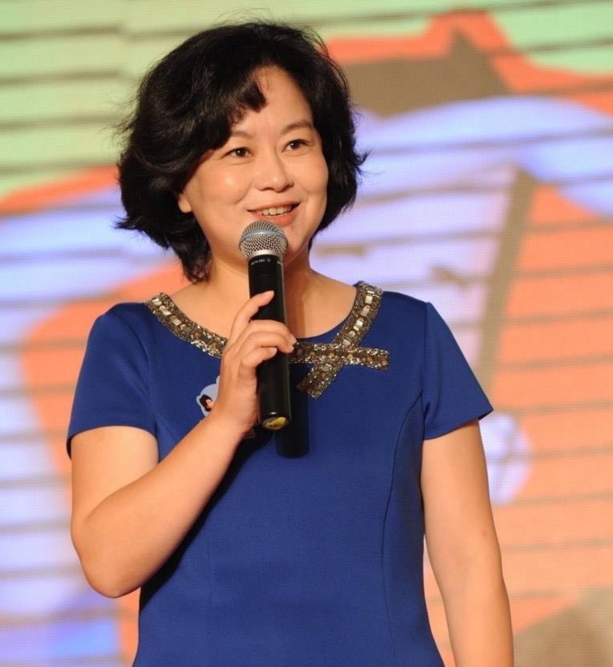 央视主持人鞠萍近照曝光,体态丰盈面色红润,在岗30年依旧不老|鞠萍