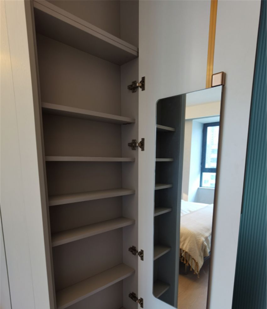 同样,衣柜侧边增设薄柜,可将常用的零散物品存放在这里,既方便拿取,又