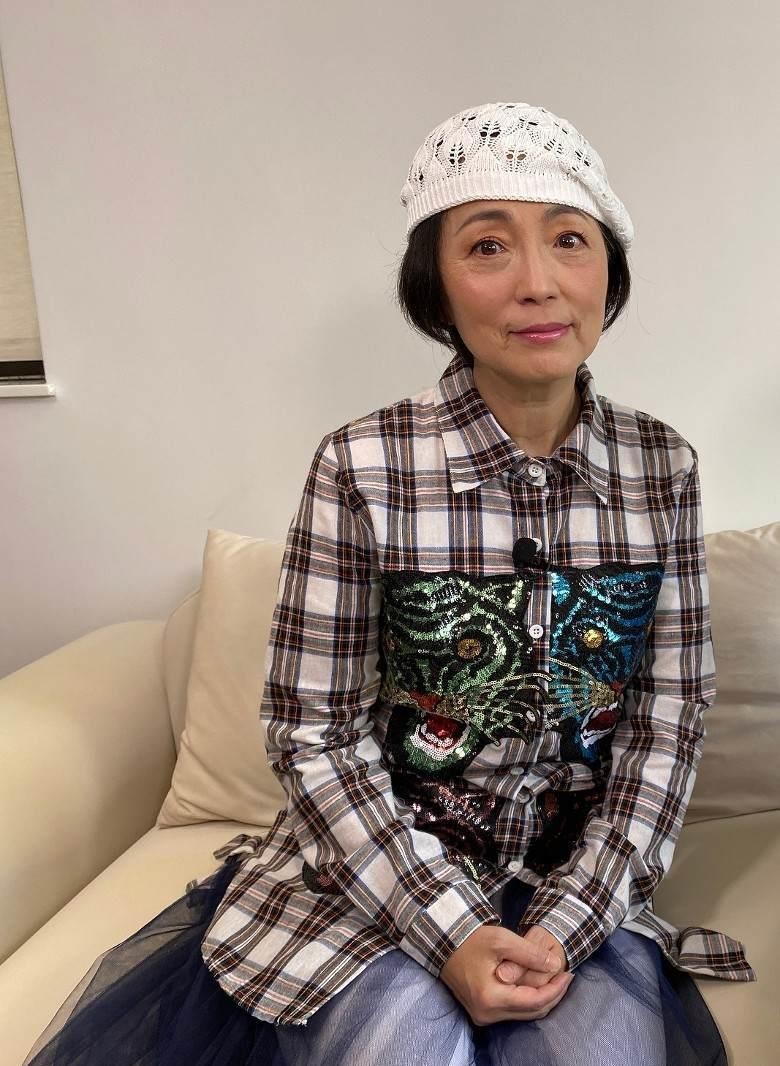 58岁苑琼丹越老越时髦一身白巧搭橘色围巾点亮比00后还新潮