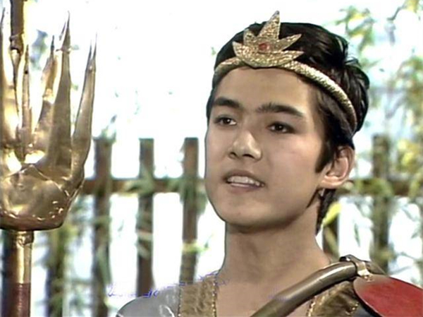 彼时的何威,不仅有着混血的优势,加上又正值十四,五岁的年纪,英气逼人