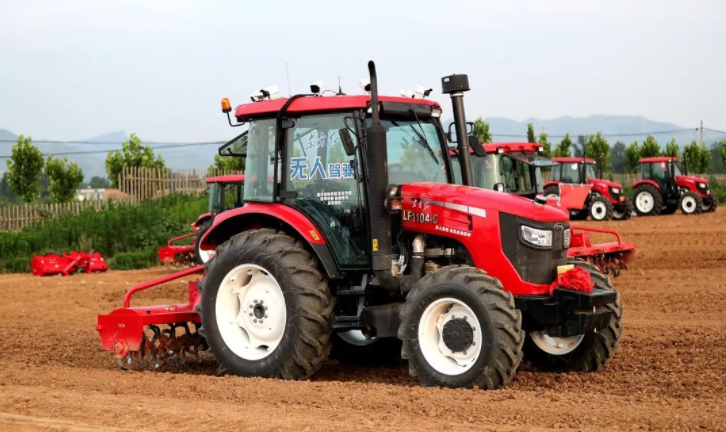 充电6小时耕地50亩中国无人拖拉机问世或改变农耕时代