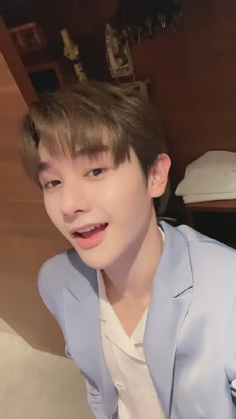 高卿尘变装视频甜甜的小九变成甜甜的西装九小九笑起来太暖啦