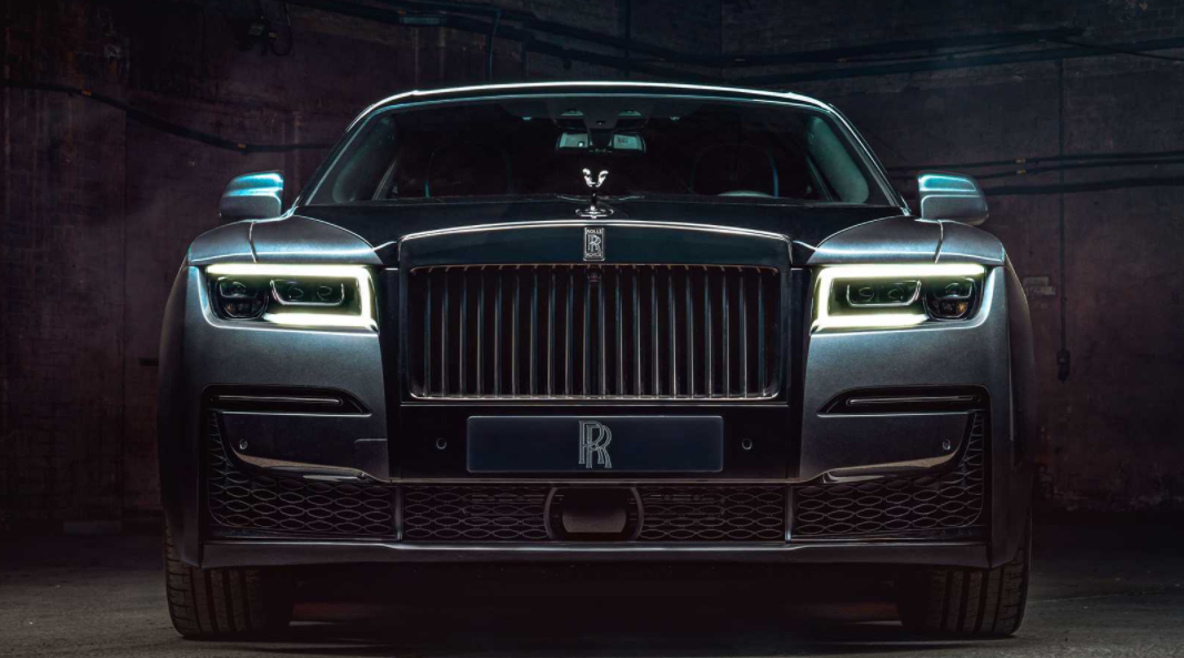 车内采用黑色和蓝色双色主题,内饰支持个性化高级定制.