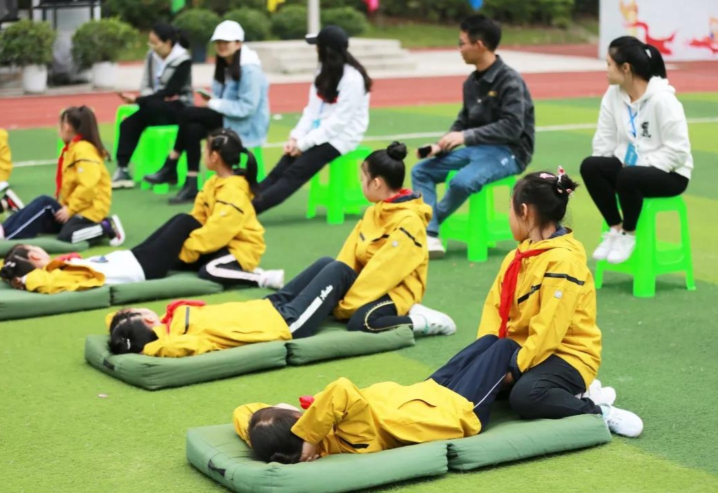 仰卧起坐项目测试现场(央广网发 新村小学供图)