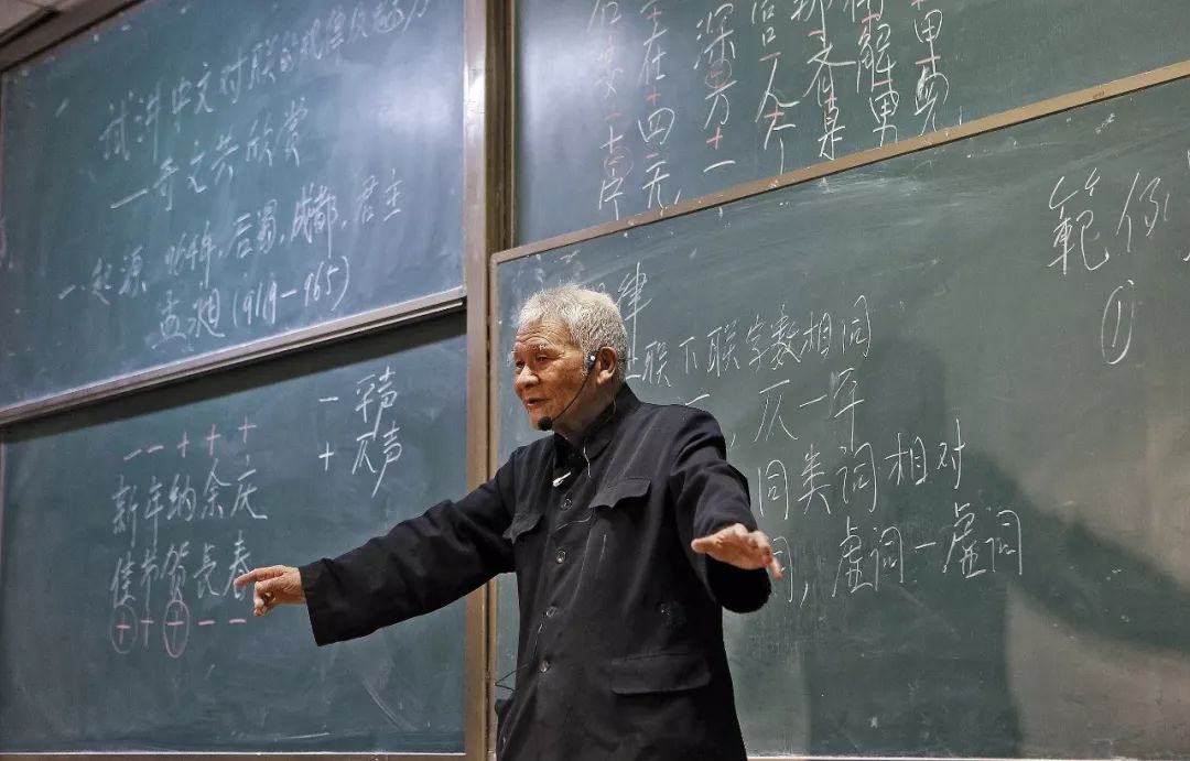 正文  隆九金是湖南湘西   岔河村小学里唯一的老师   他从17岁开始