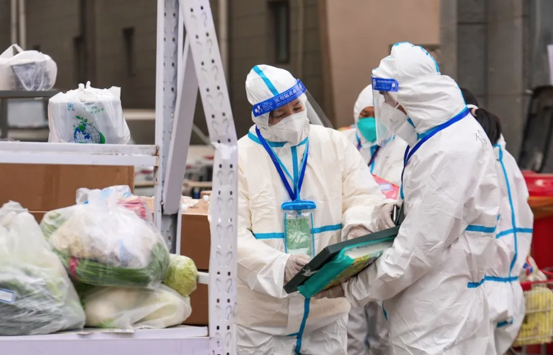 聚焦北京确诊病例社区工作人员变身快递员保障居民生活