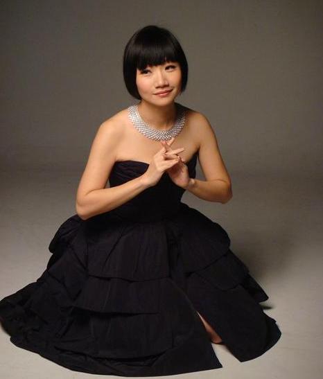 主持人陶晶莹迎来52岁生日早年青涩稚嫩如今素颜直播引关注