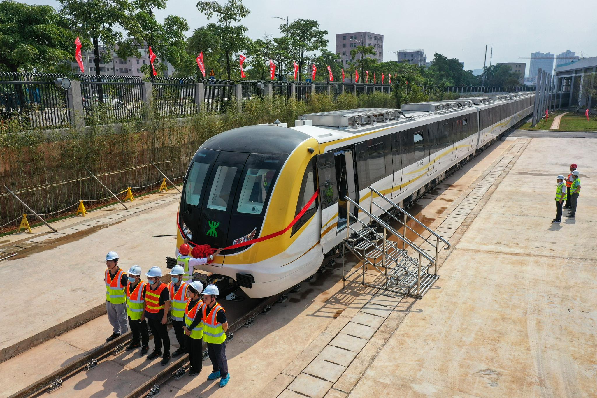 深圳地铁14号线首列电客车"安家"|客车|无人机_新浪新闻