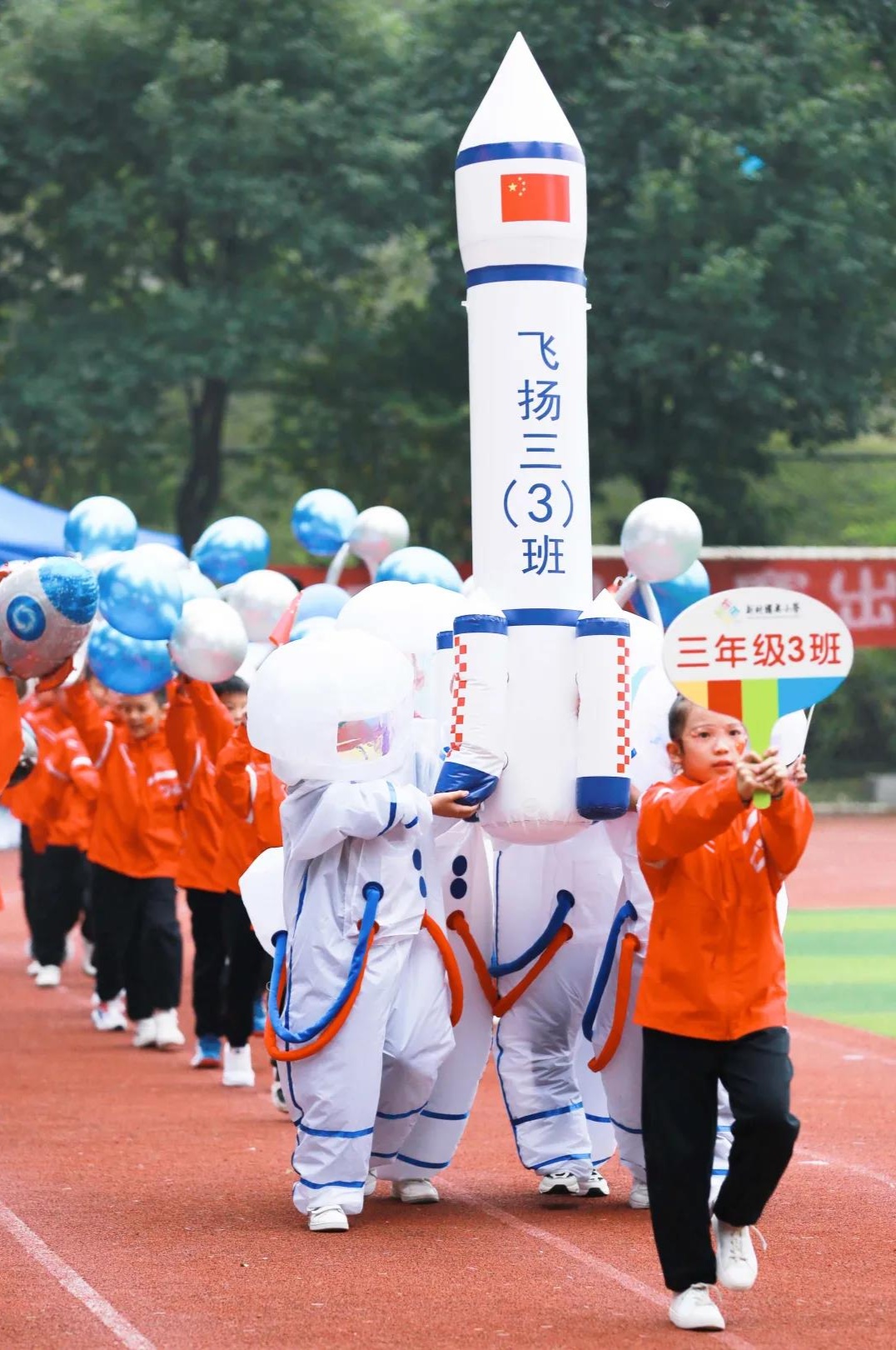 学生方阵入场(央广网发 新村小学供图)