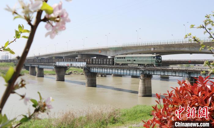 一列货物列车通过宁芜铁路姑溪河大桥。胡小东 摄