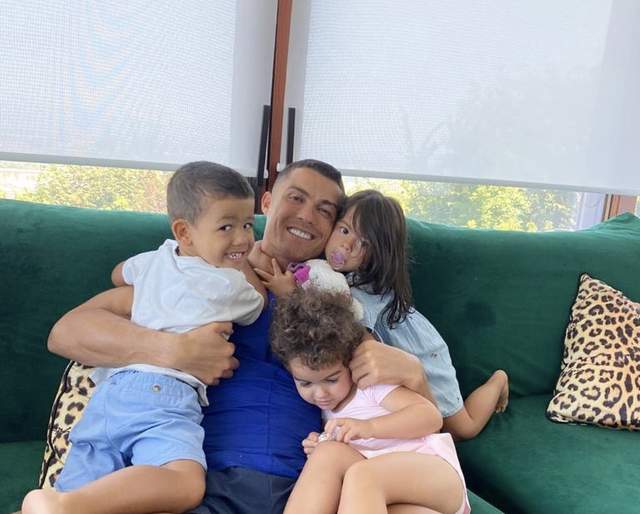 其实c罗4个孩子中,只有小女儿是乔治娜生的,另外三个儿女的生母至今