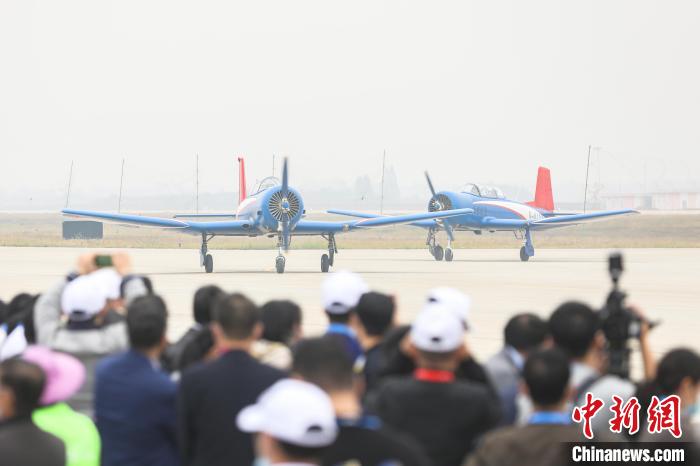 图为现场进行展示的两架初教-6飞机。　刘力鑫 摄