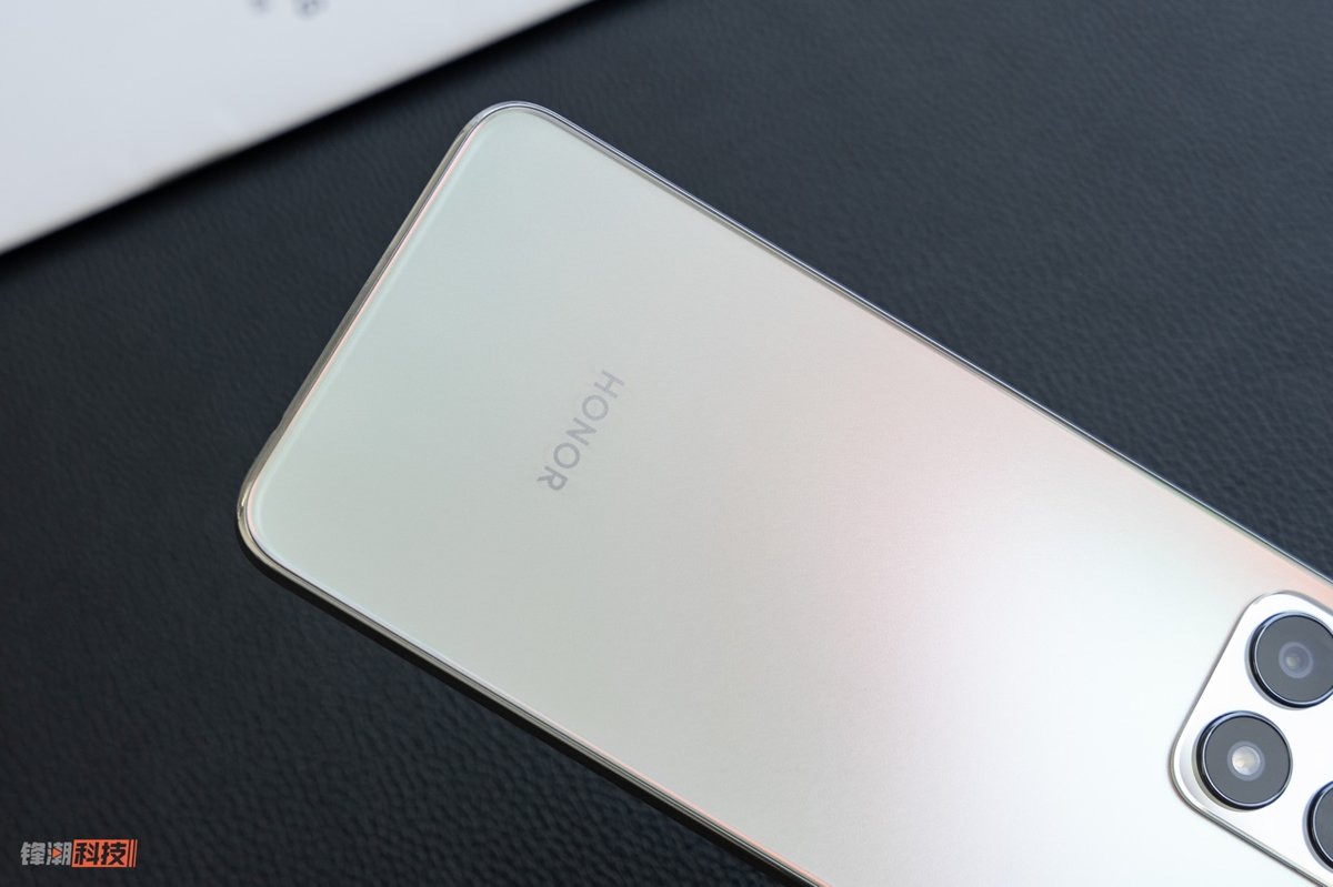 荣耀x30i钛空银图赏轻奢配色与纤薄机身的出色融合