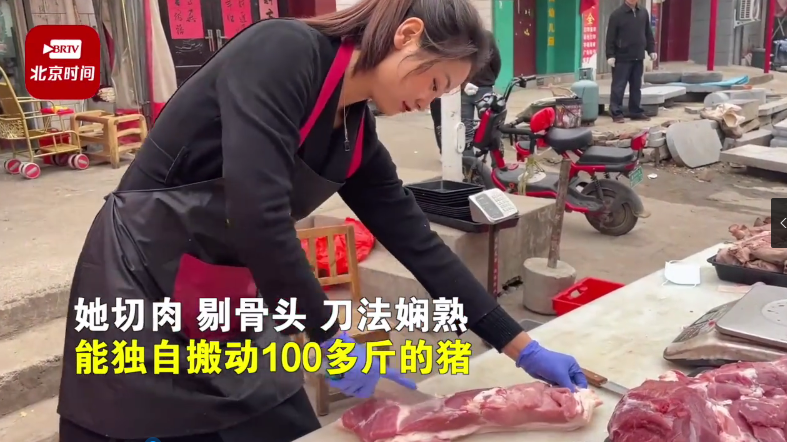 26岁三孩妈妈摆摊卖猪肉，因样貌出众走红，有顾客点名只要她切的肉