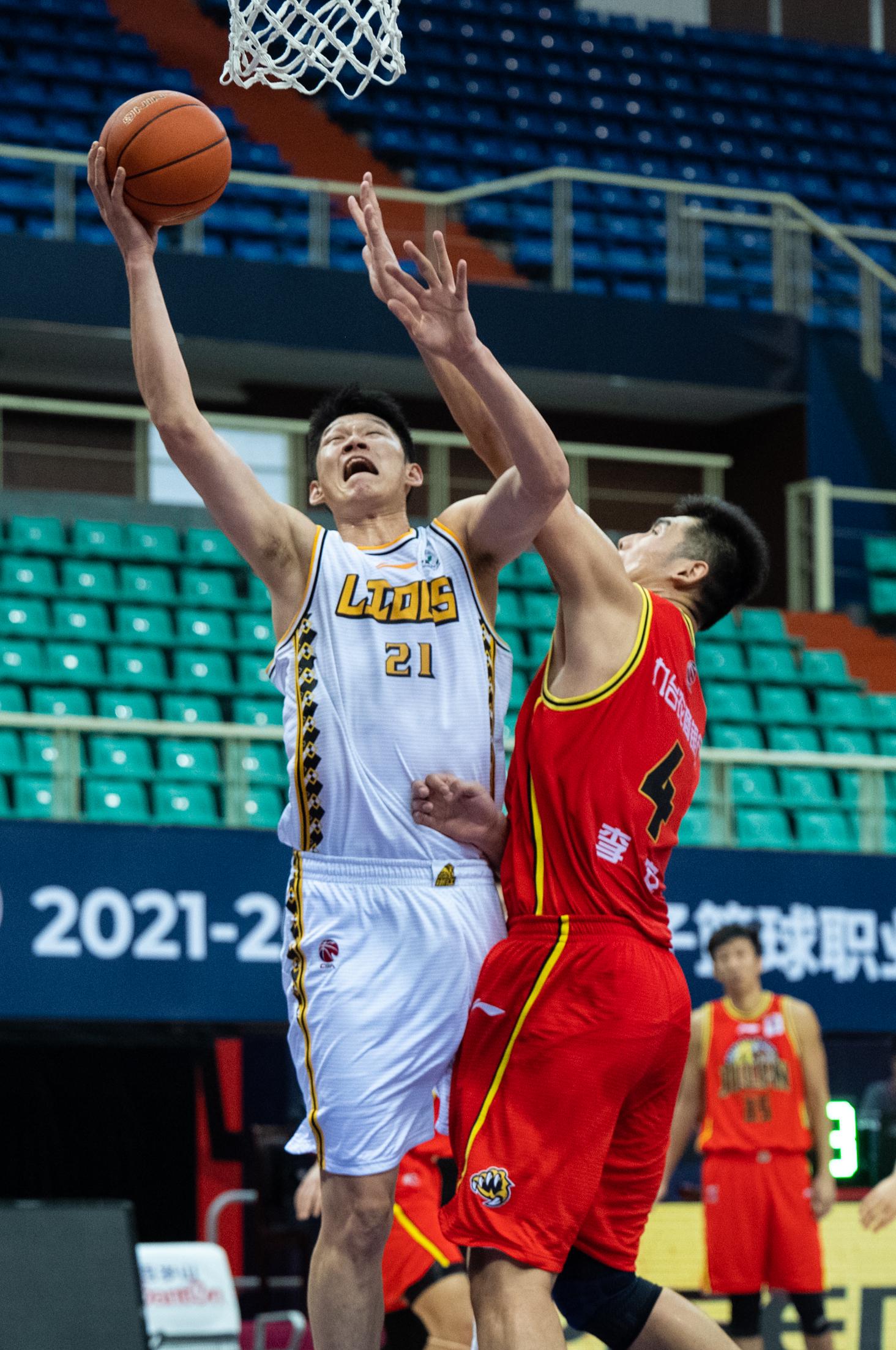 10月29日,浙江广厦控股队球员胡金秋(左)在比赛中上篮.