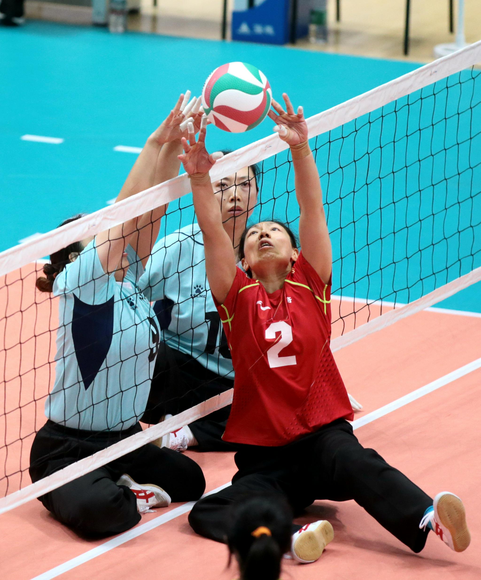 吕红琴(右)在对阵辽宁队的比赛中.