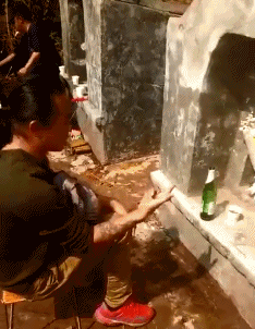 图片[2]-搞笑GIF趣图:吃喜酒遇到下雨天，披着雨衣也要吃够本！-魔性次元