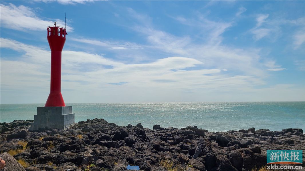湛江市经开区硇洲岛上,"灯塔,宋皇,红色,渔村,滨海"五大元素交相辉映