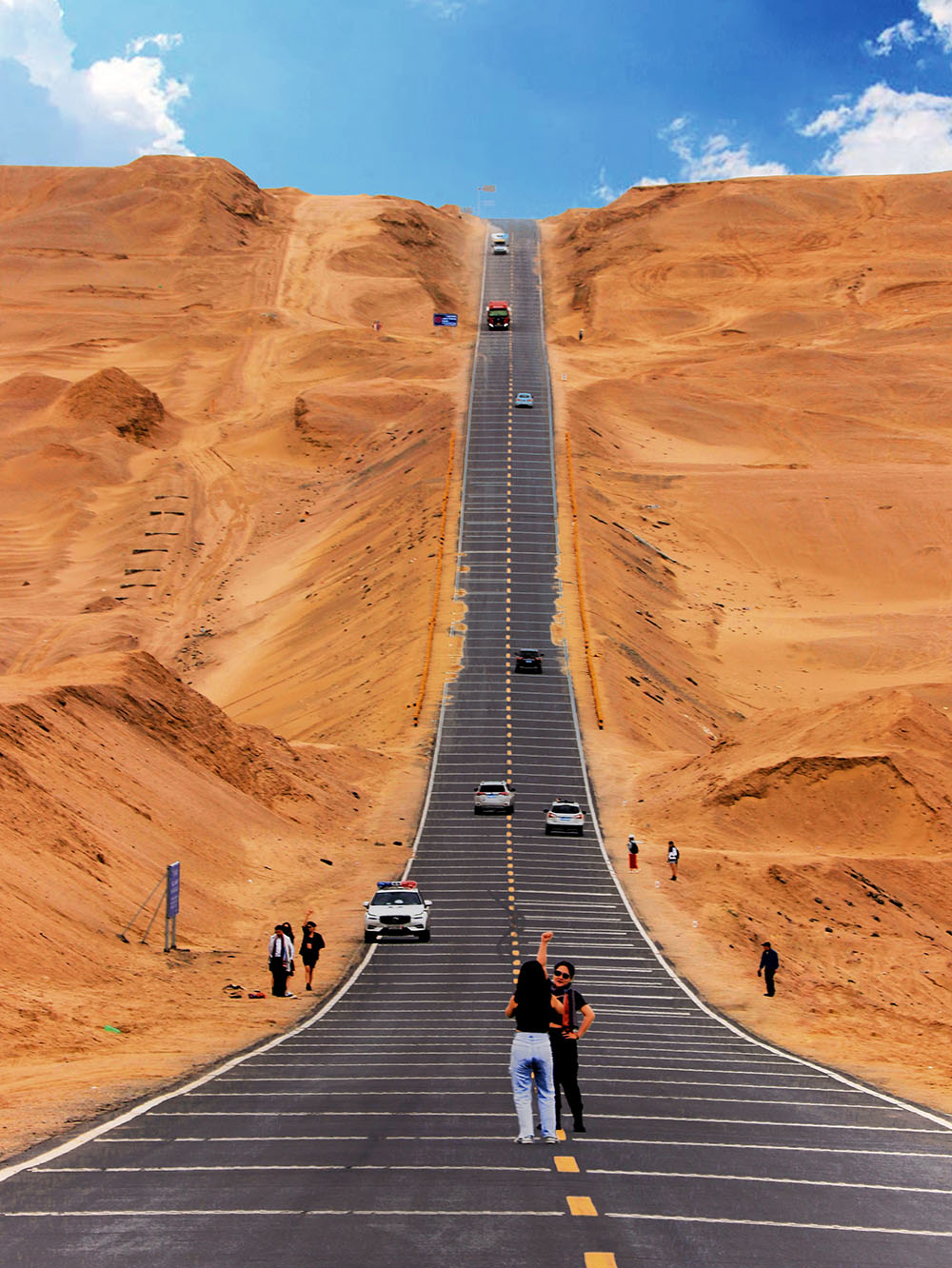 央视网评:躺网红公路拍美照,别要美不要命_新浪财经_新浪网